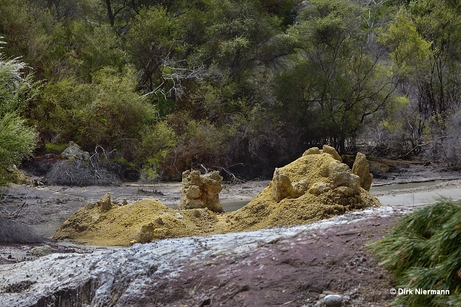 Puke Whānāriki, Sulphur Mounds